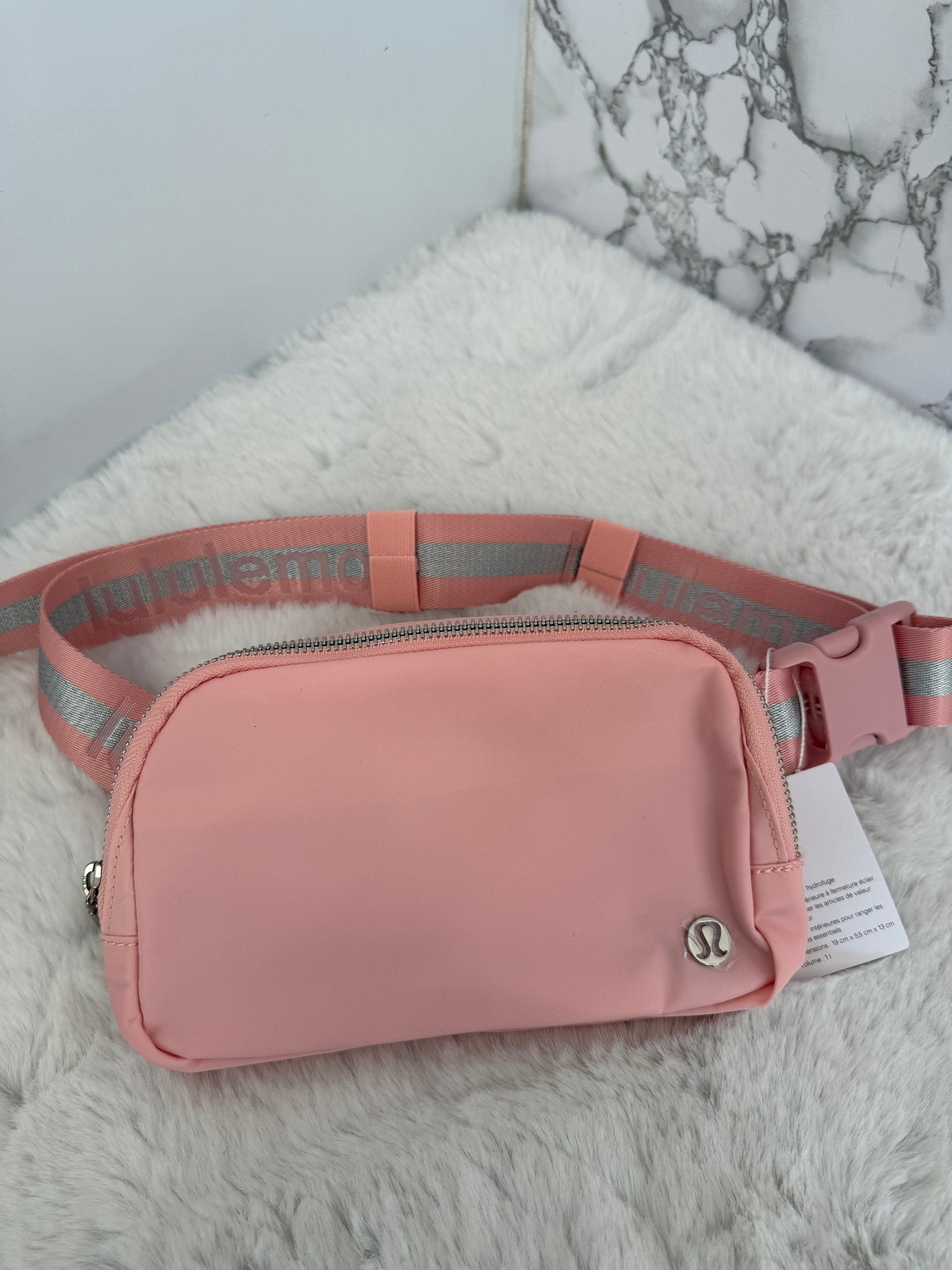 Bolsa tipo cangurera marca Lulú Lemon