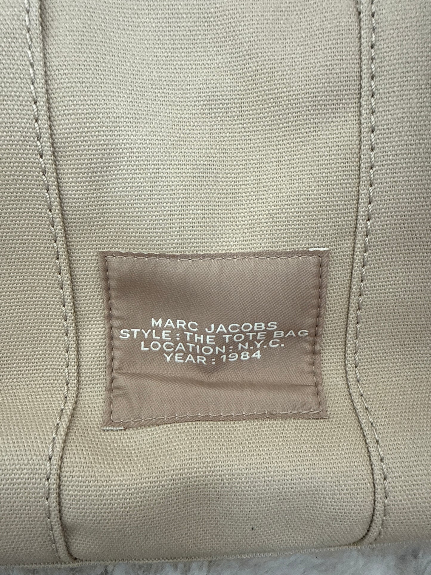 Bolsa mediana de lona marca Marc Jacobs con strap negro