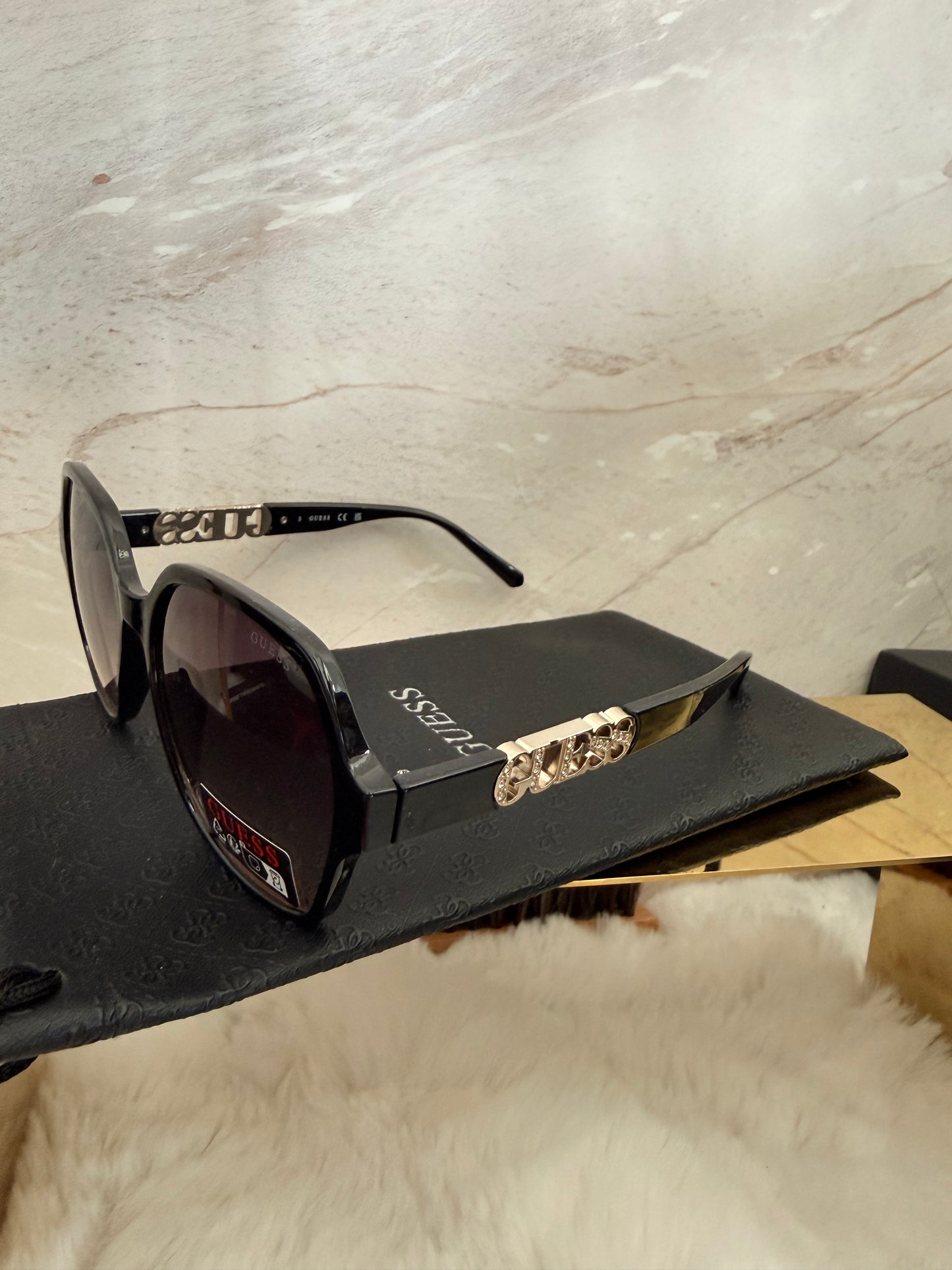 Lentes de dama armazón plástico negro con letras a los lados marca Guess con estuche de bolsa