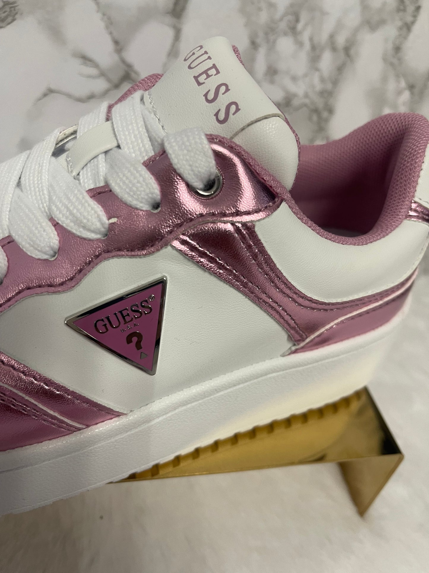 Tenis de dama tipo piel blanco con rosa metálico marca Guess
