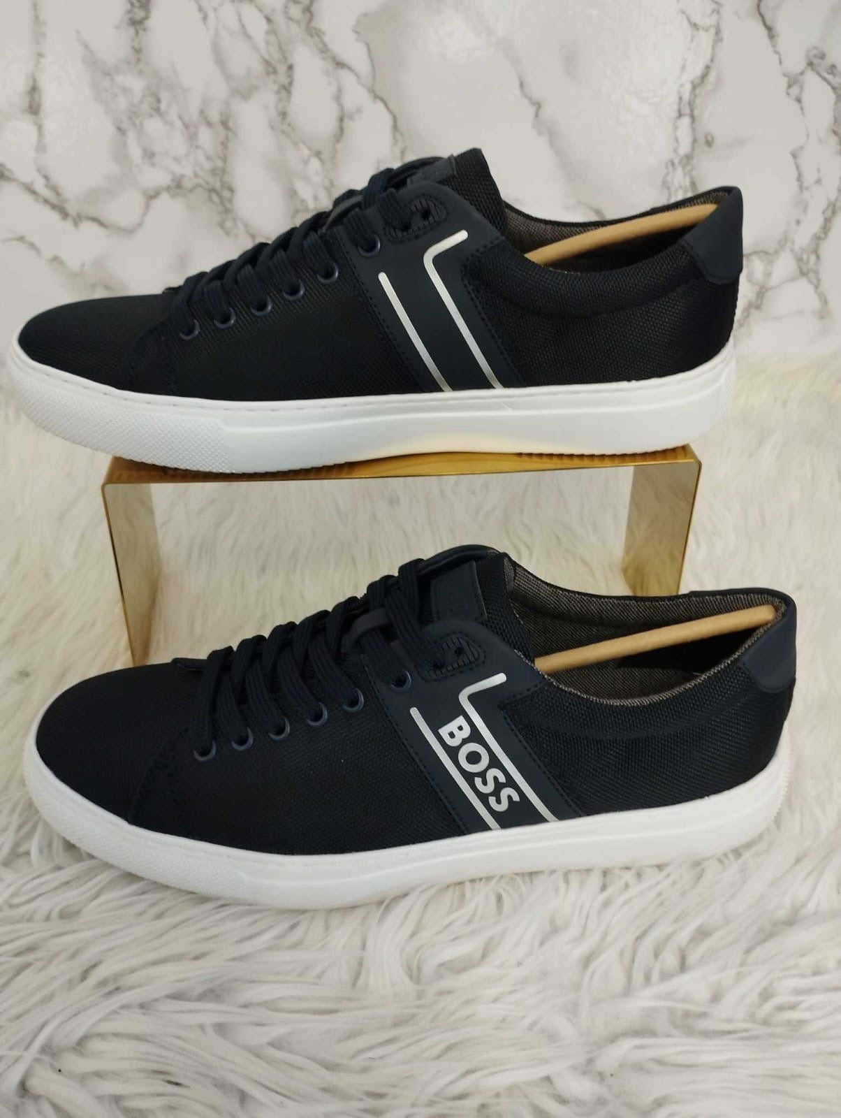 Tenis de caballero color azul marca Hugo Boss