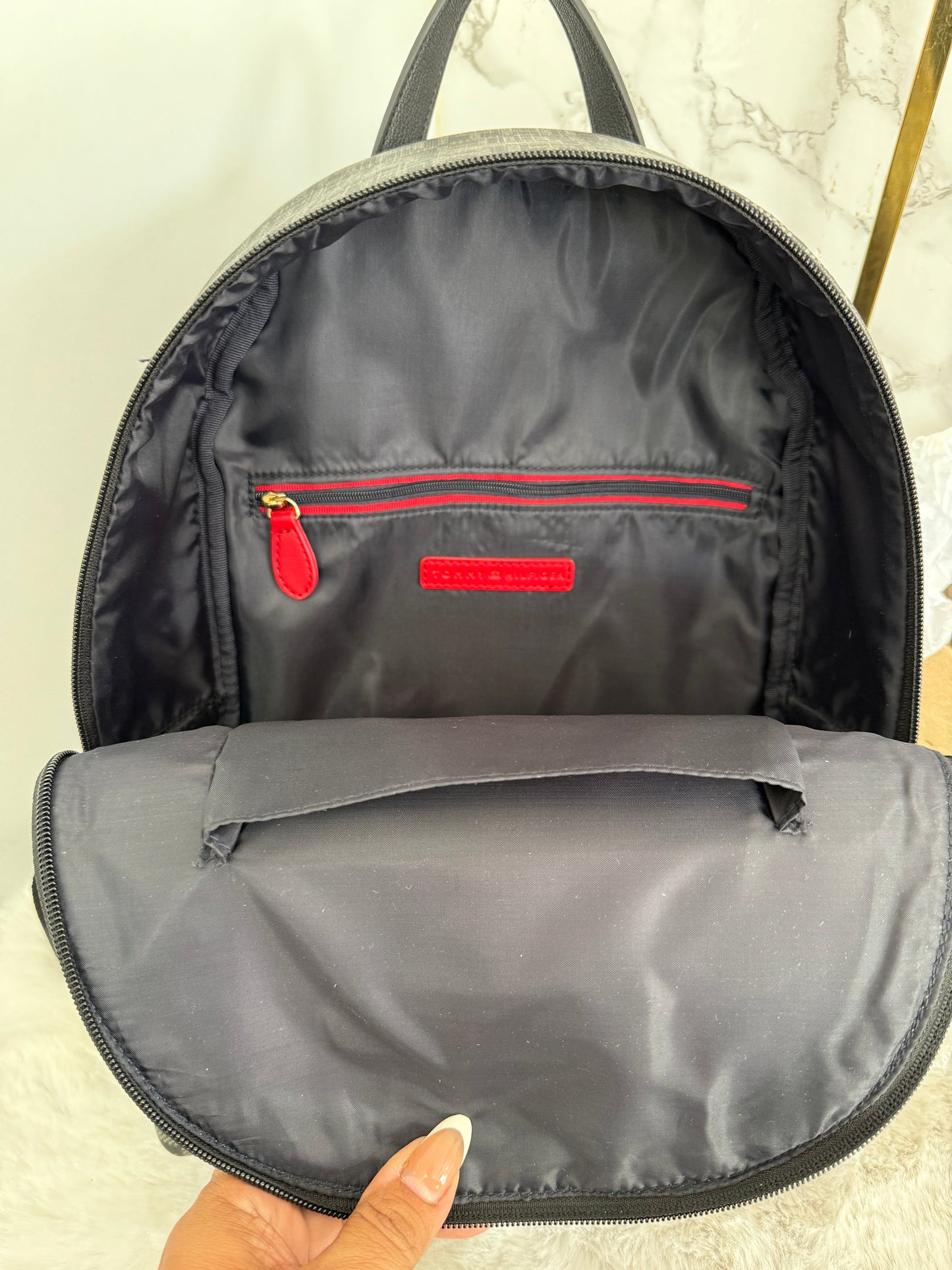 Mochila mediana grabada marca Tommy Hilfiger