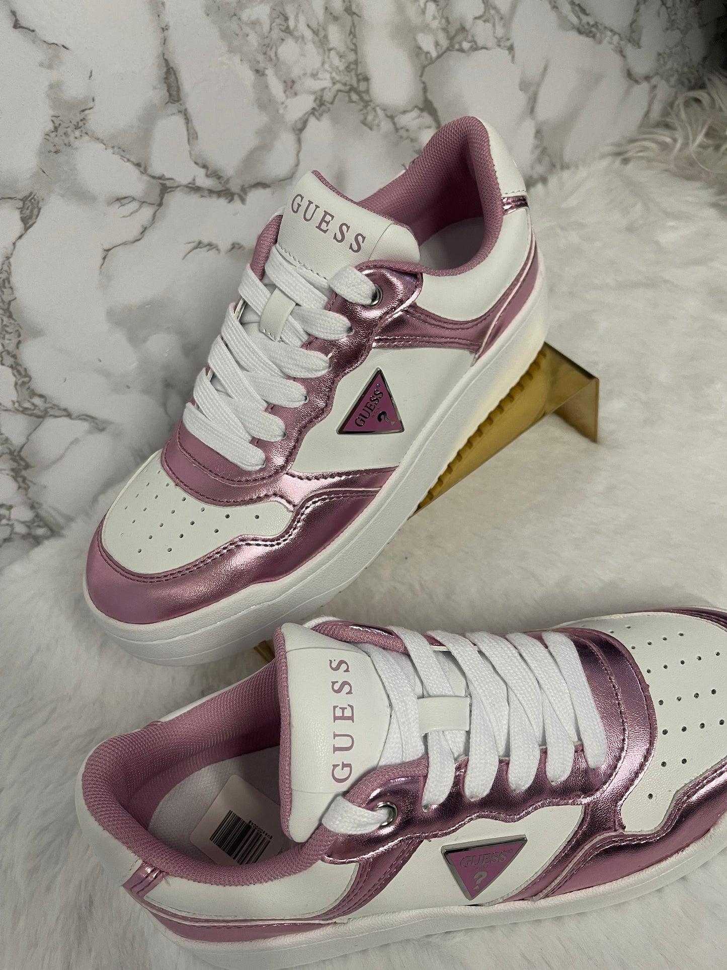 Tenis de dama tipo piel blanco con rosa metálico marca Guess