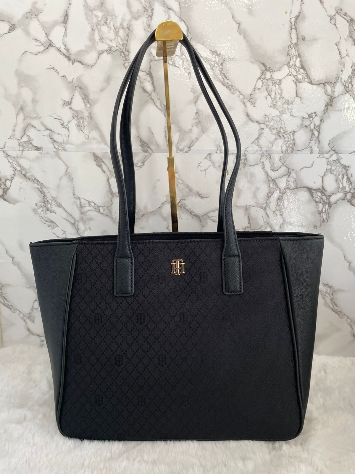 Bolsa grande de tela negra grabada marca Tommy Hilfiger