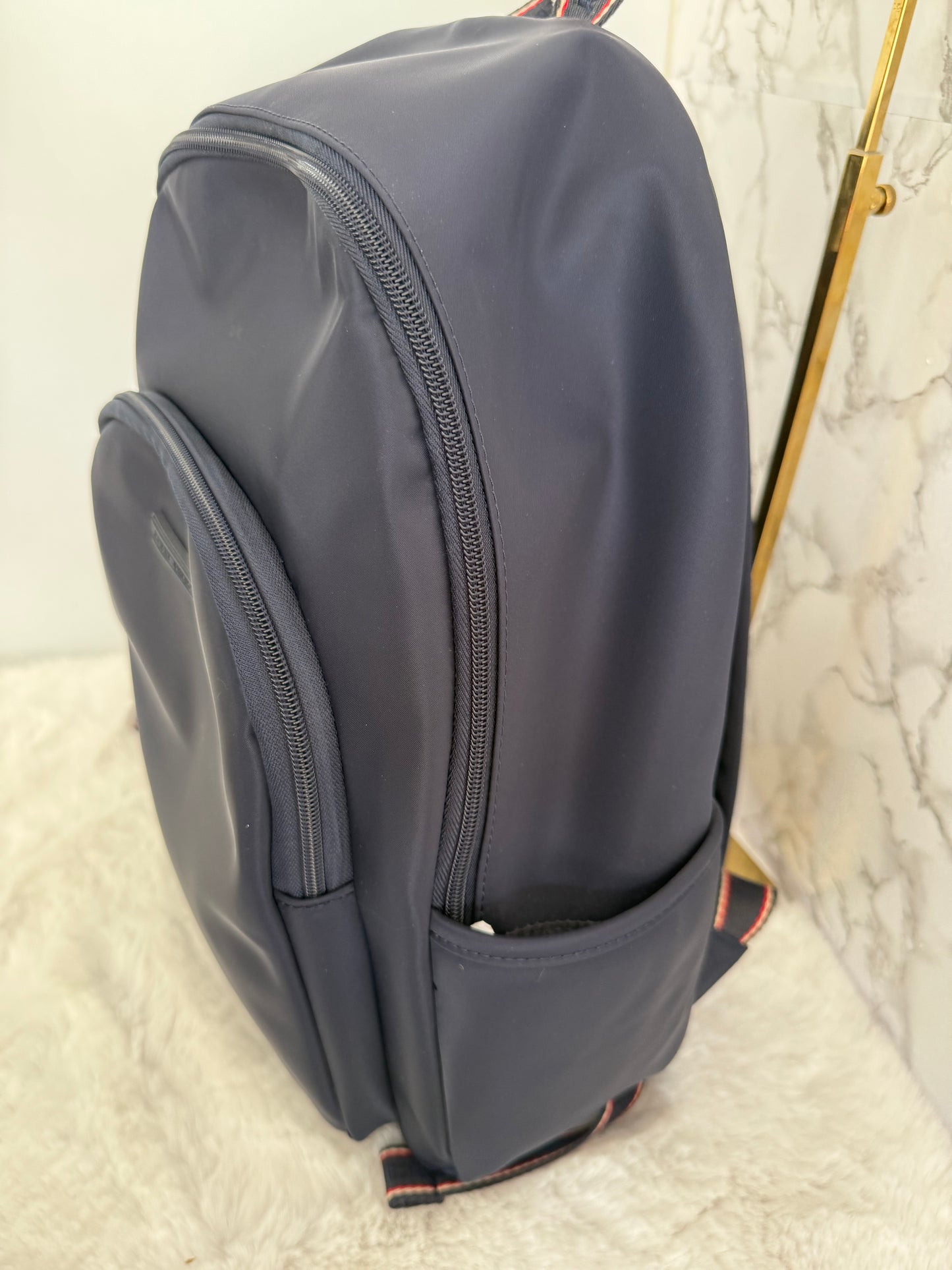 Mochila grande tipo nylon marca Tommy Hilfiger