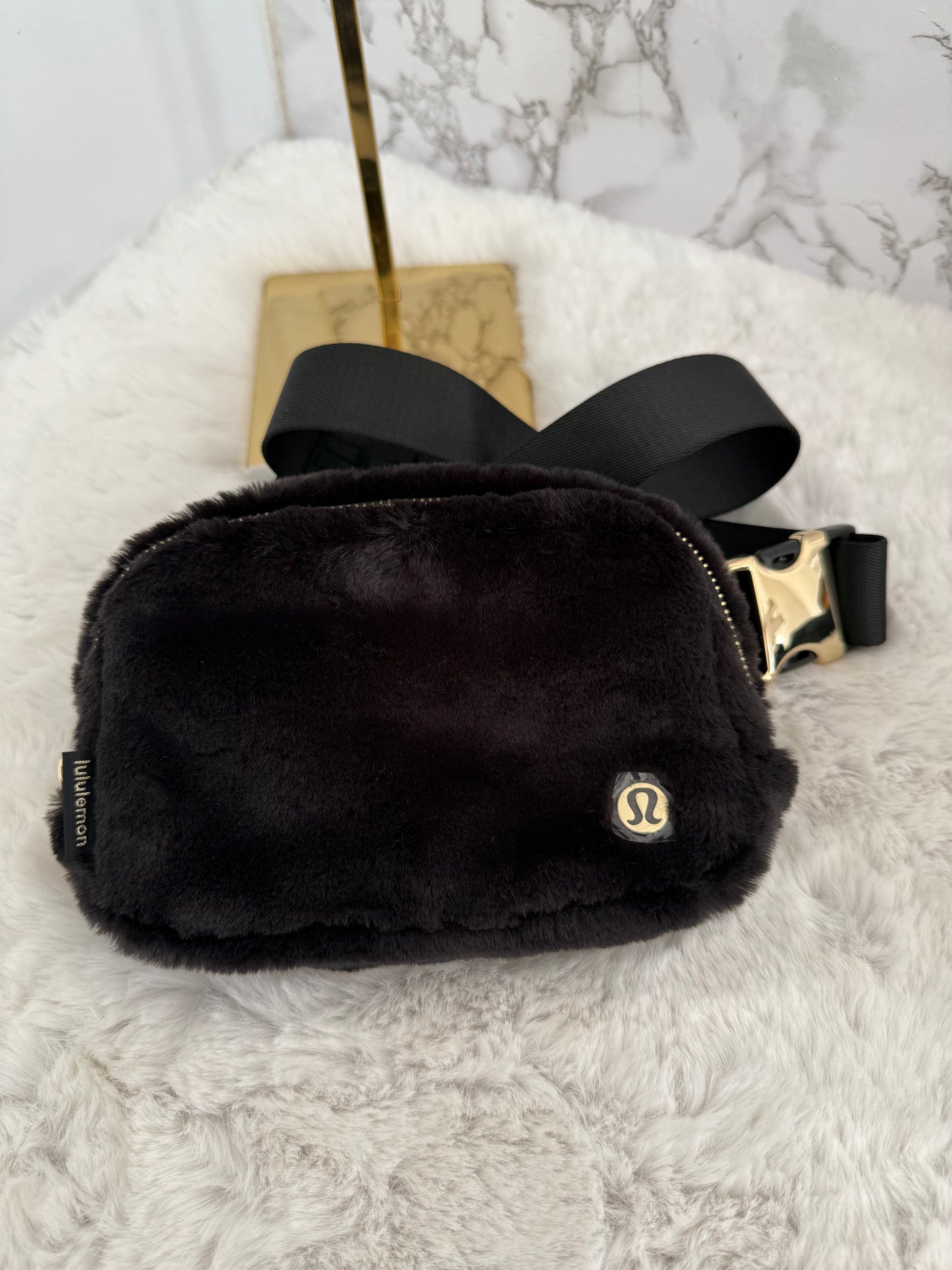 Bolsa tipo cangurera marca Lulú Lemon