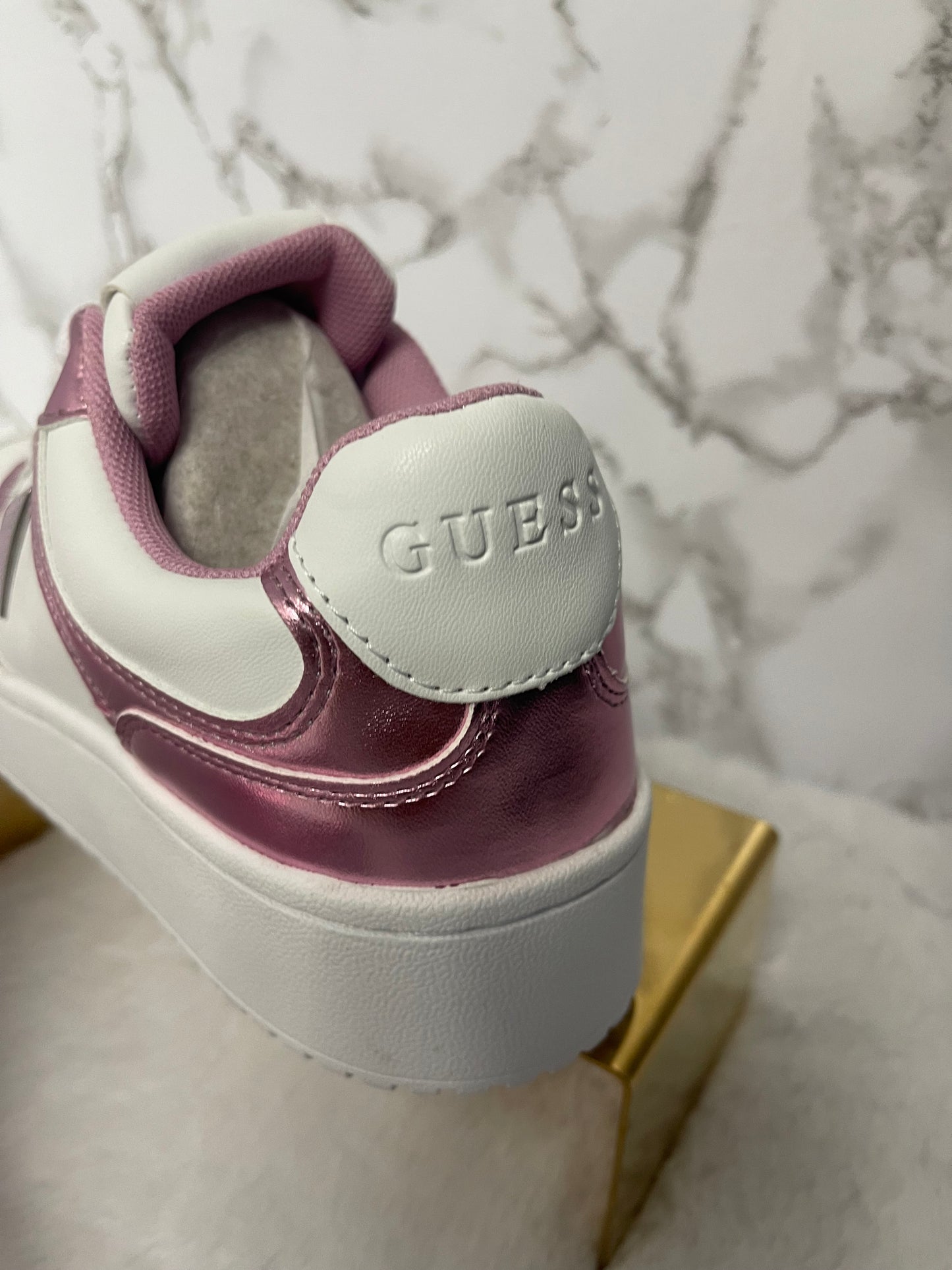 Tenis de dama tipo piel blanco con rosa metálico marca Guess