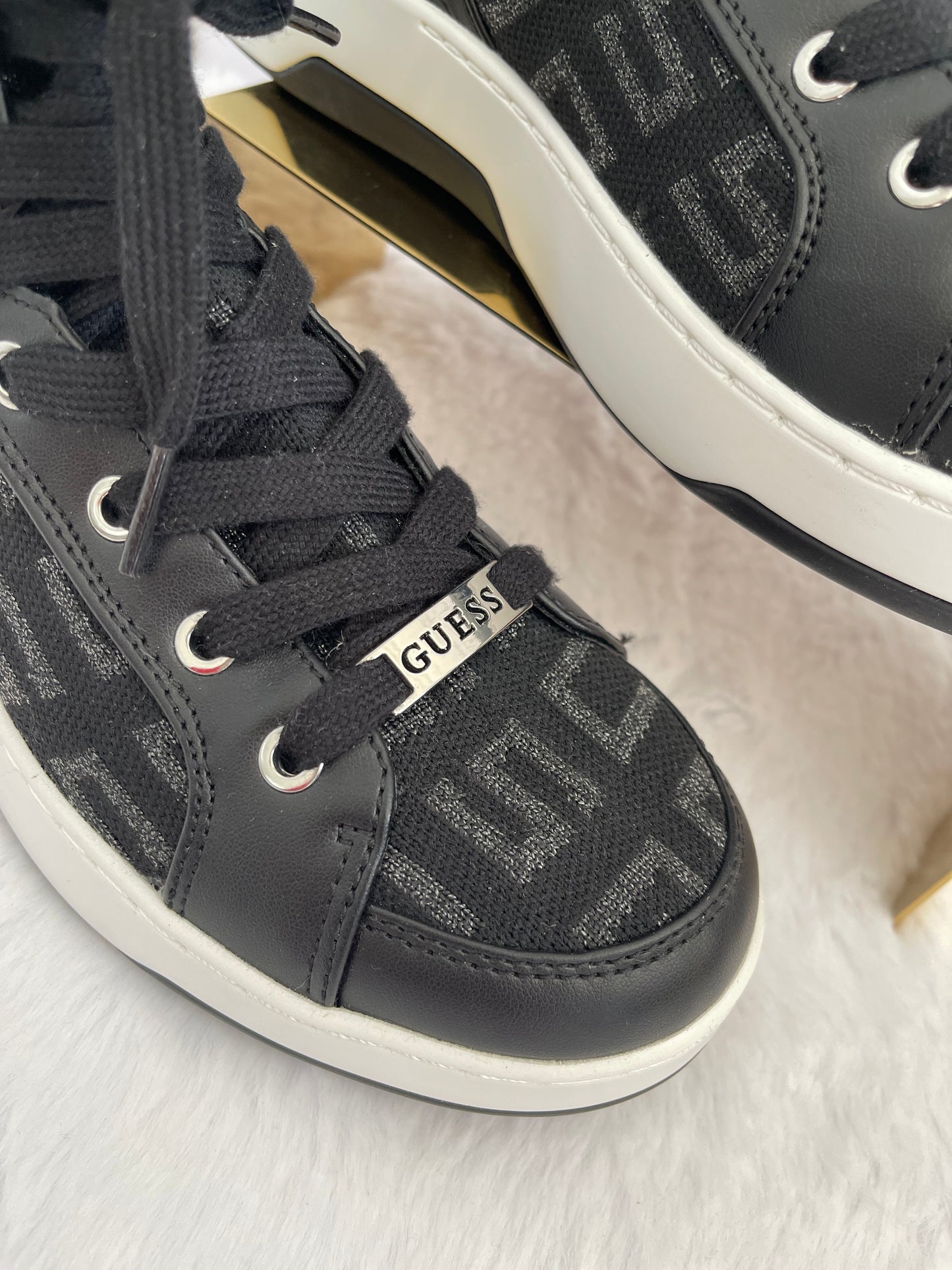 Tenis dama tipo bota marca Guess