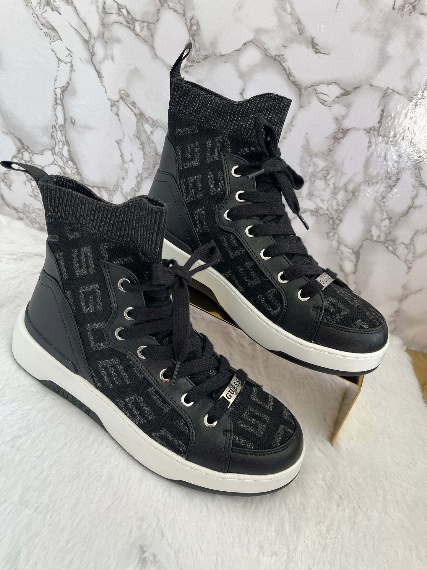 Tenis dama tipo bota marca Guess