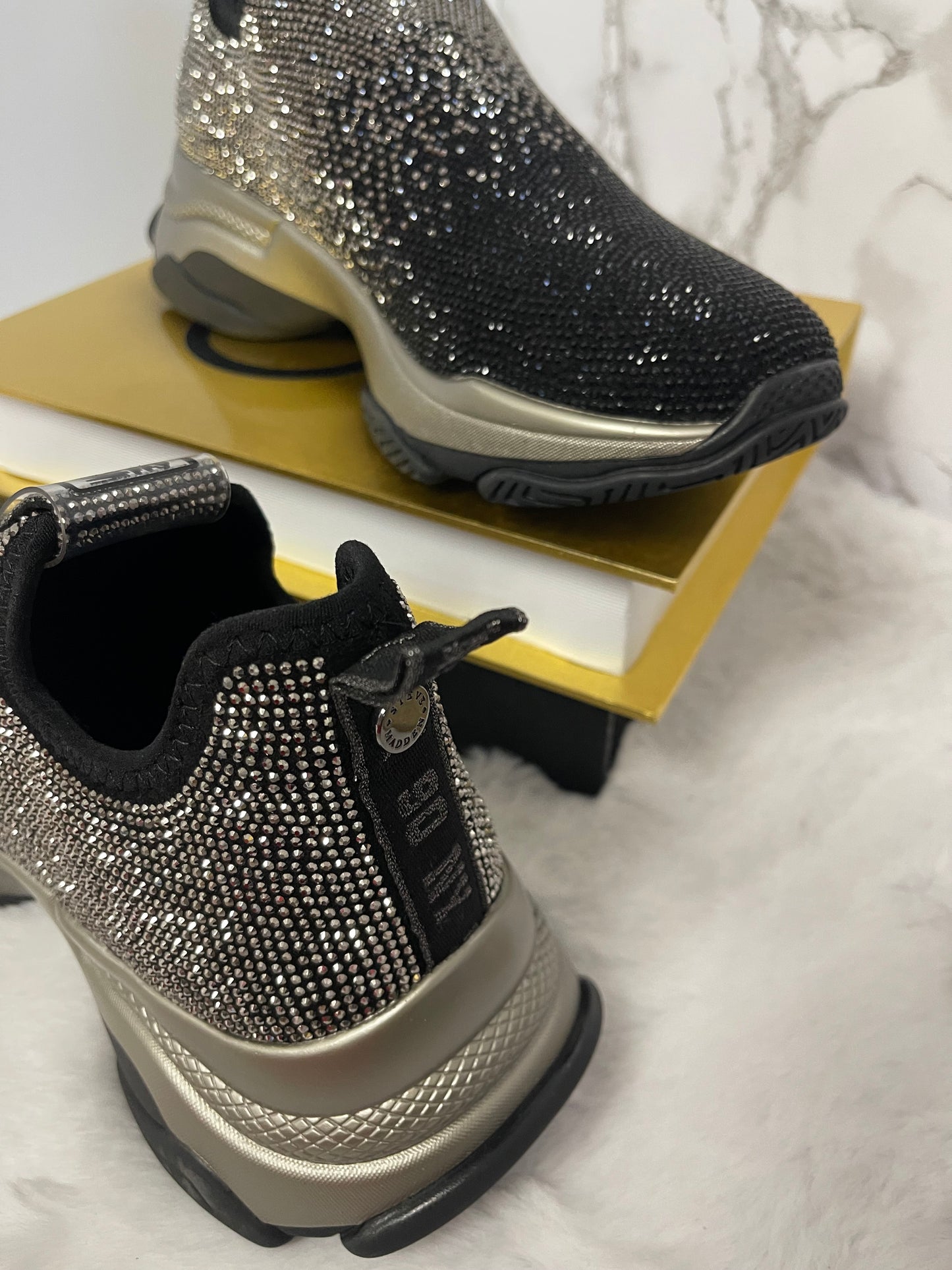 Tenis brillos marca Steve Madden