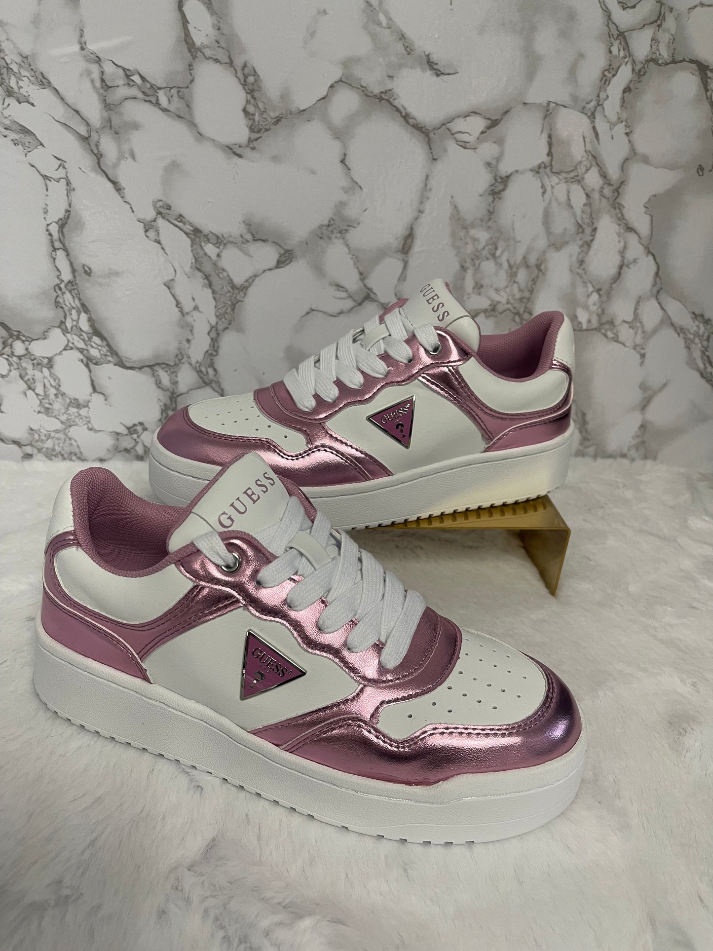 Tenis de dama tipo piel blanco con rosa metálico marca Guess