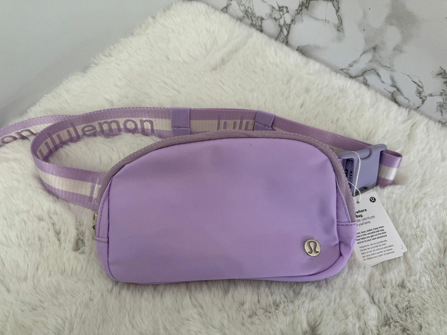 Bolsa tipo cangurera marca Lulú Lemon