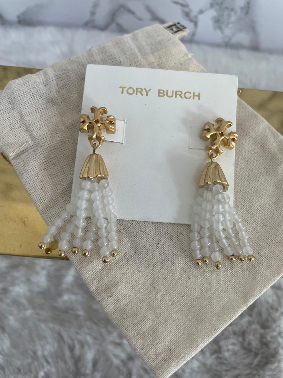 Aretes marca Tory Burch