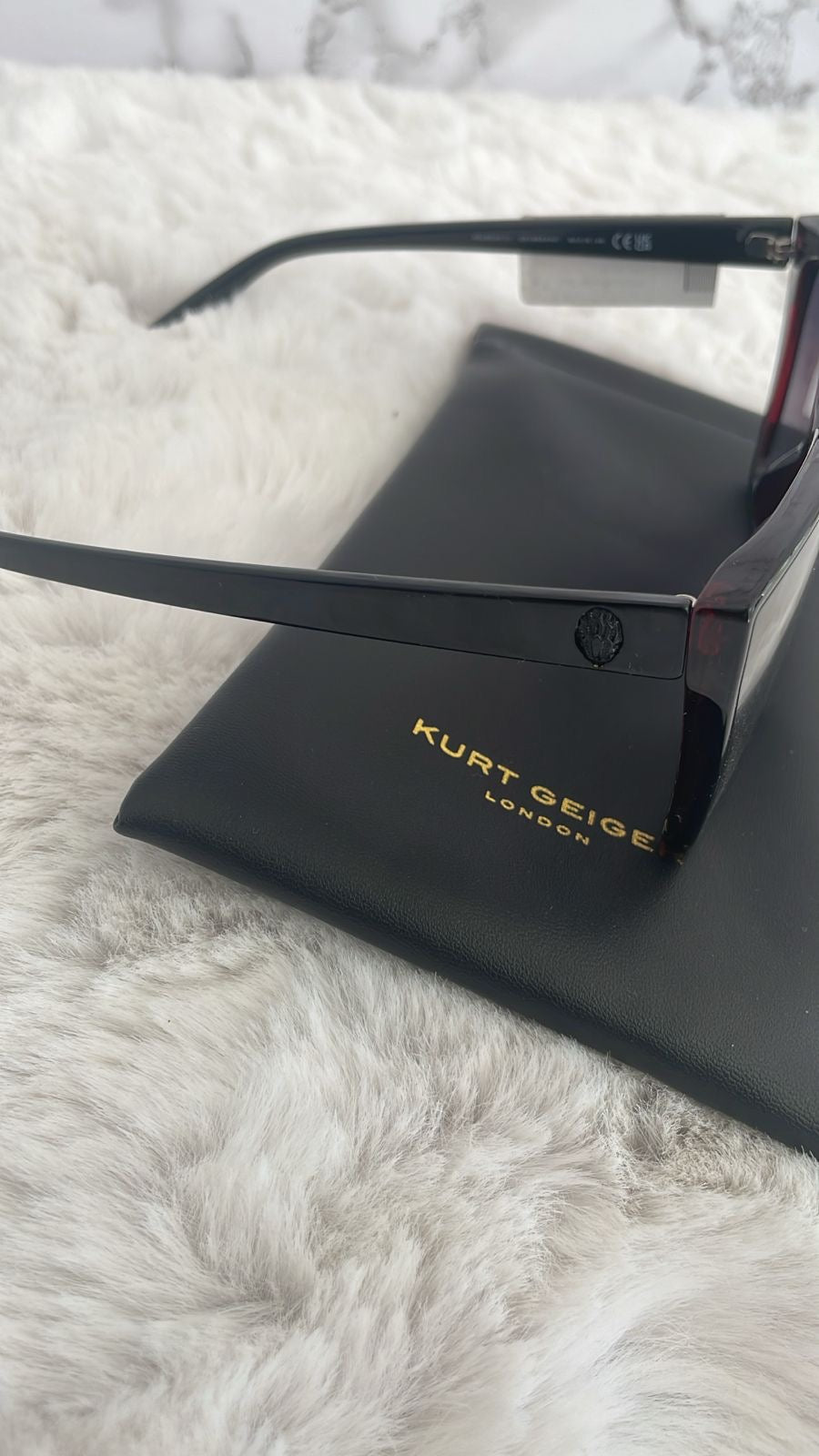 Lentes negro de dama marca Kurt Geiger con estuche de bolsa