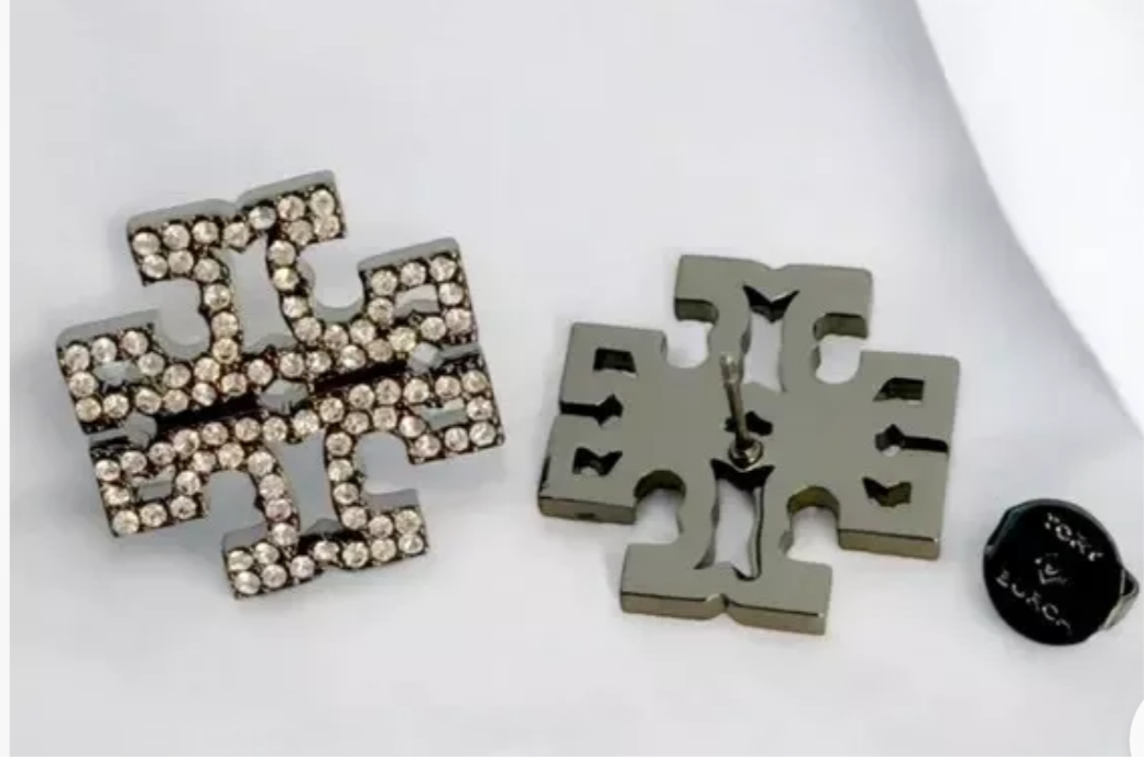 Aretes grandes con logo en piedras