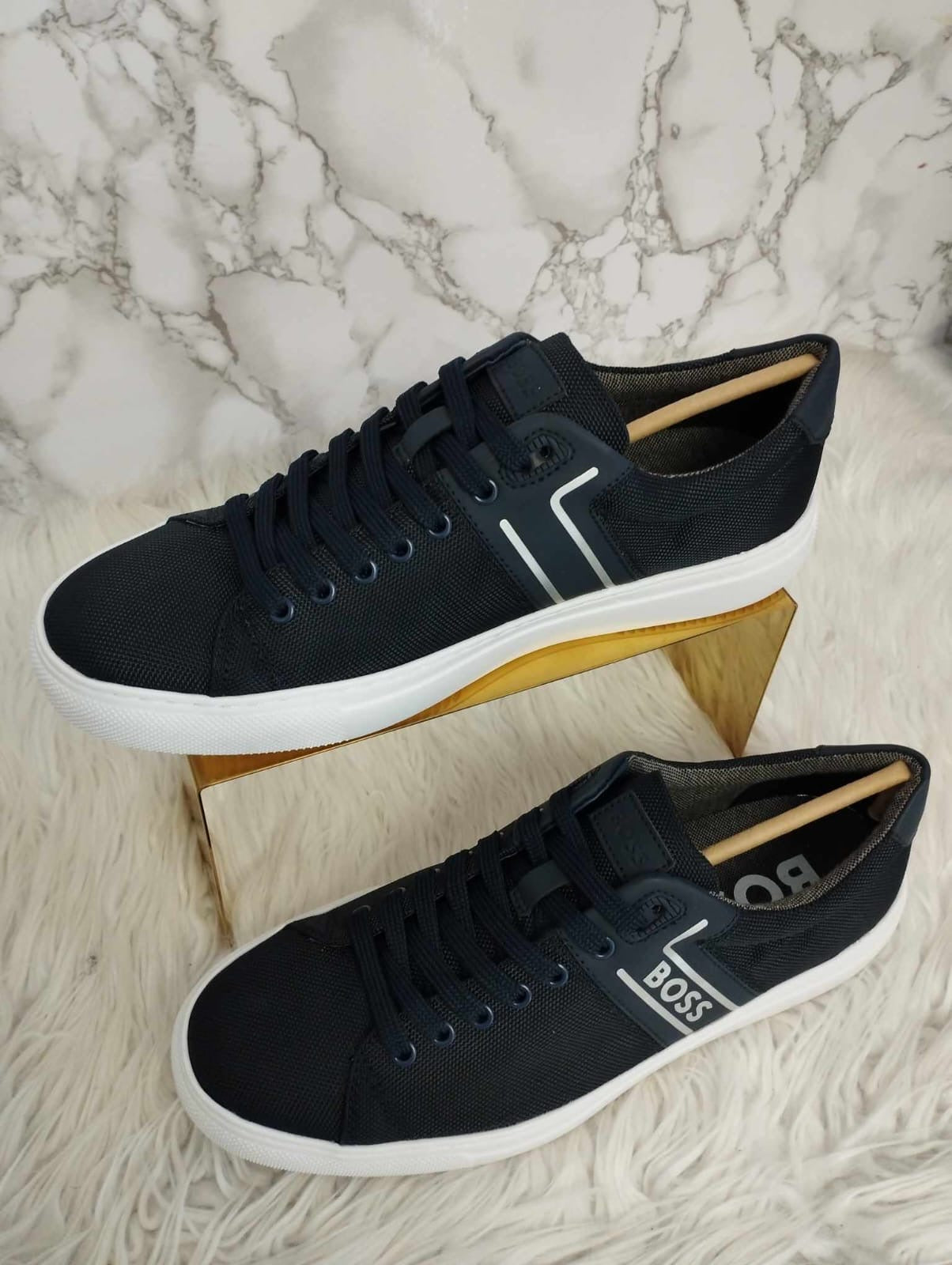 Tenis de caballero color azul marca Hugo Boss