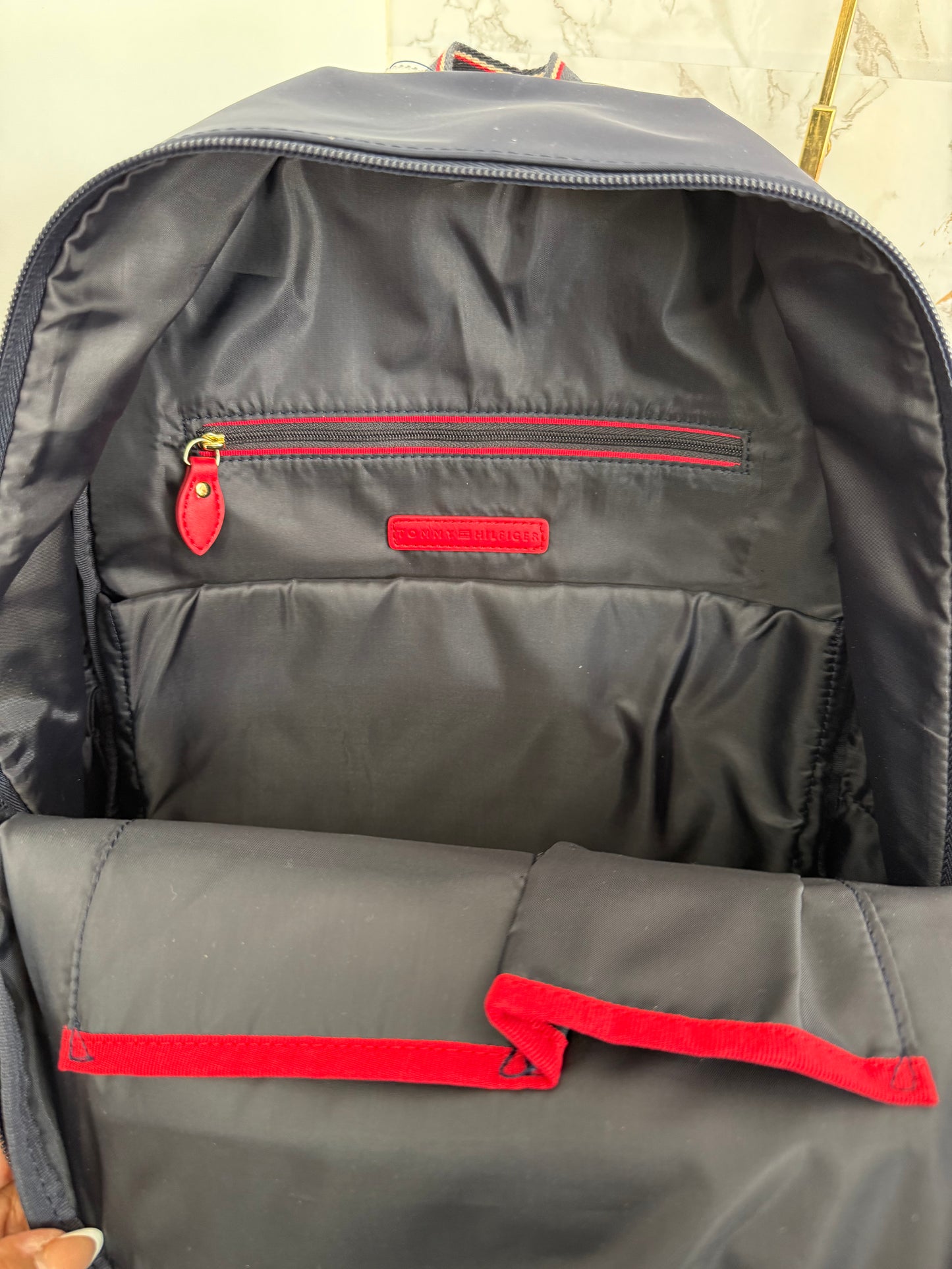Mochila grande tipo nylon marca Tommy Hilfiger