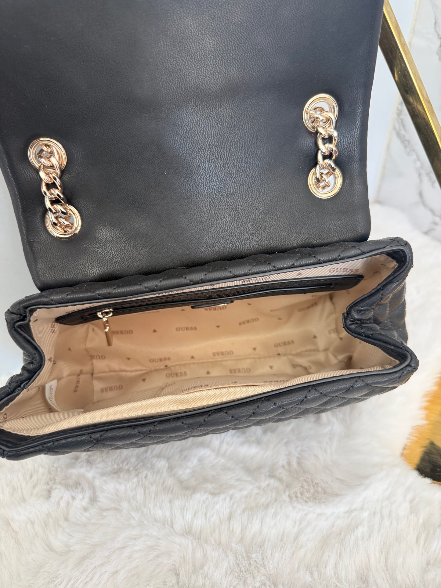 Bolsa crossbody negra marca Guess