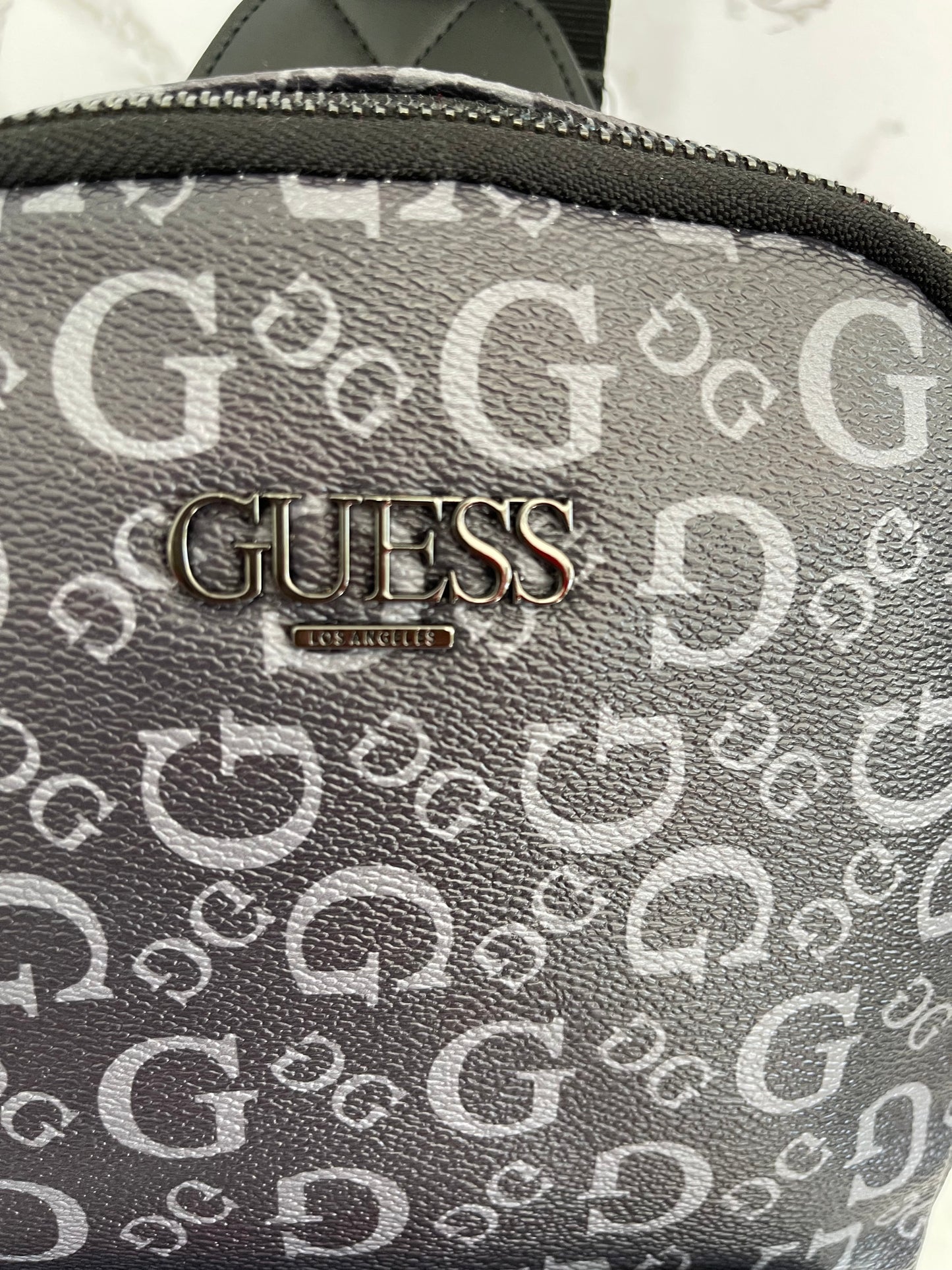 Bolso de caballero marca Guess tipo piel tamaño grande