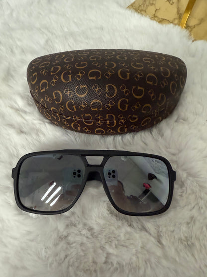 Lentes negro tipo polarizado marca Guess con estuche de bolsa