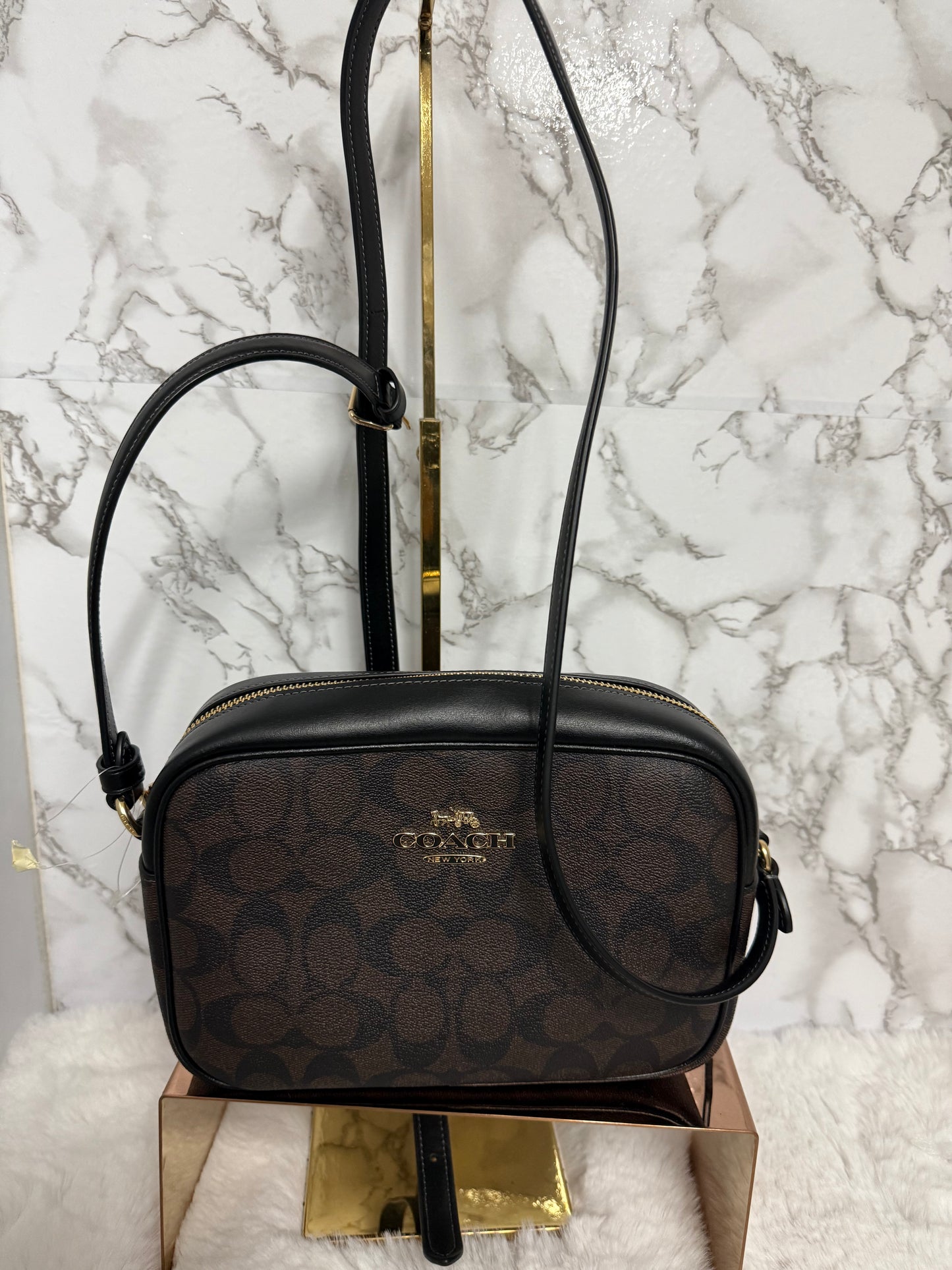 Bolsa tipo CROSSBODY café grabada mediana marca Coach