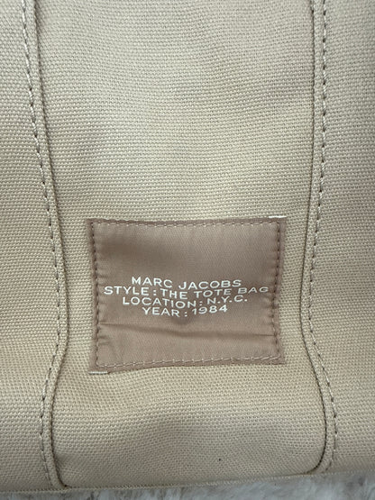 Bolsa mediana de lona marca Marc Jacobs con strap negro