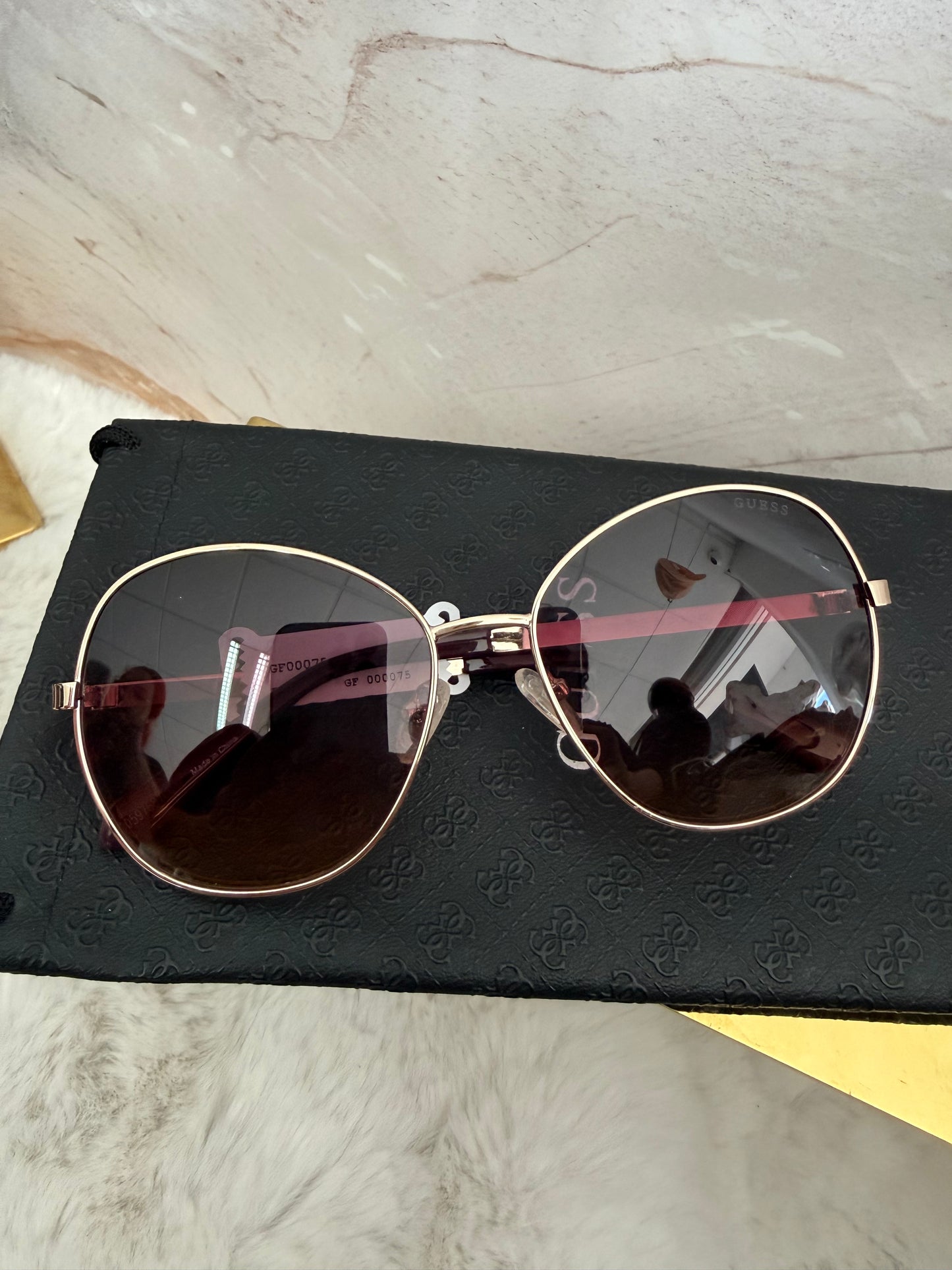 Lentes de dama armazón dorado con piedras a los lados  marca Guess con estuche de bolsa