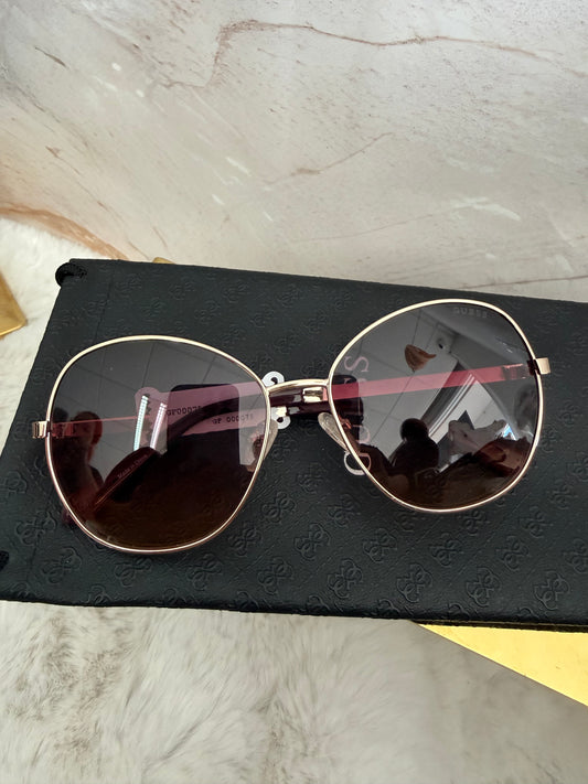 Lentes de dama armazón dorado con piedras a los lados  marca Guess con estuche de bolsa