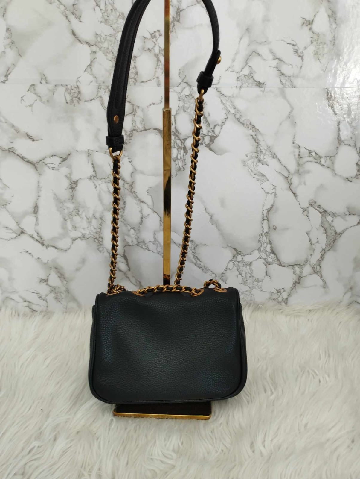 Bolsa tipo piel crossbody chica marca Guess