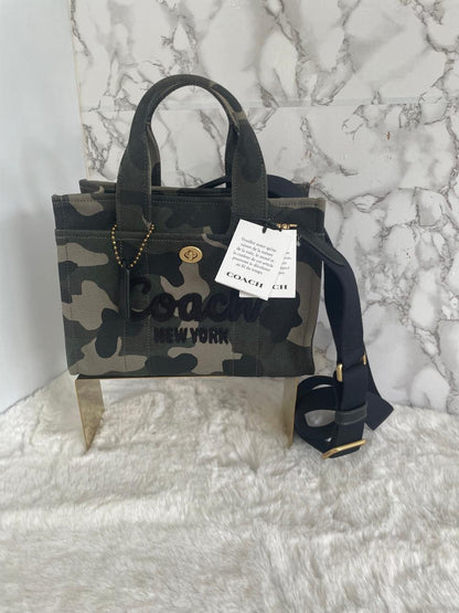 Bolsa tote Coach Cargo con estampado de camuflaje. Tamaño mediano