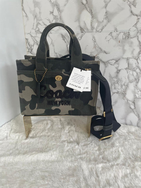 Bolsa tote Coach Cargo con estampado de camuflaje. Tamaño mediano