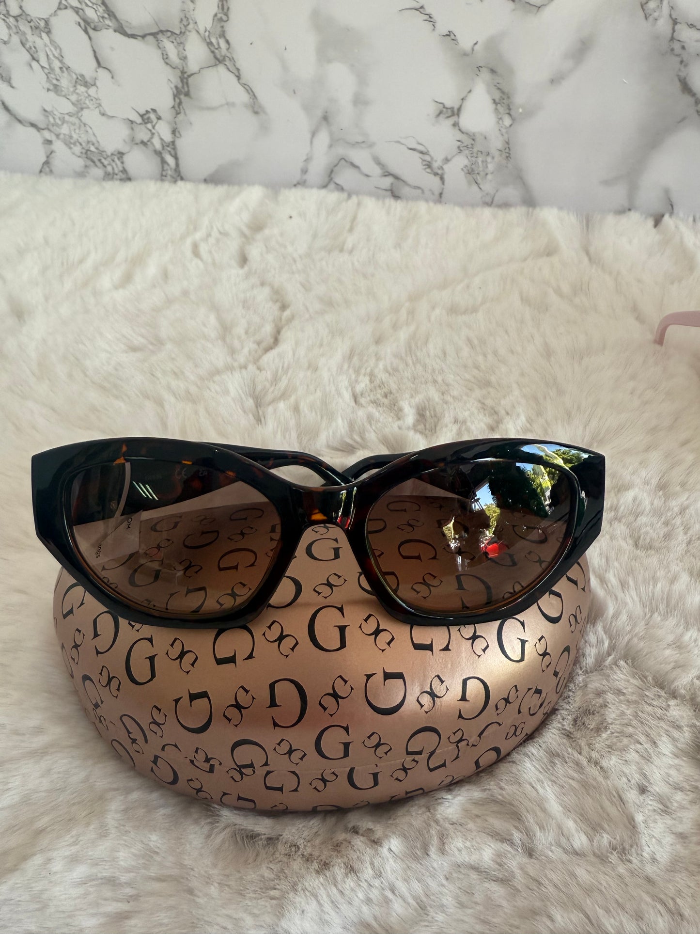 Lentes negro marca Guess con estuche de bolsa