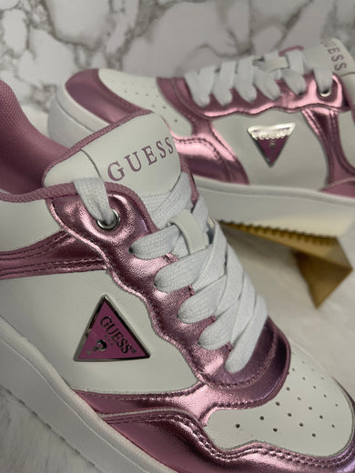 Tenis de dama tipo piel blanco con rosa metálico marca Guess