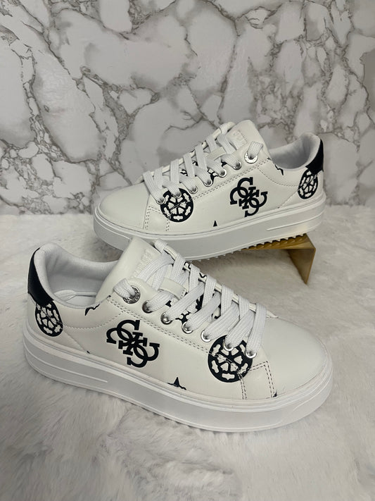 Tenis de dama color blanco con Grabado logos negros marca Guess