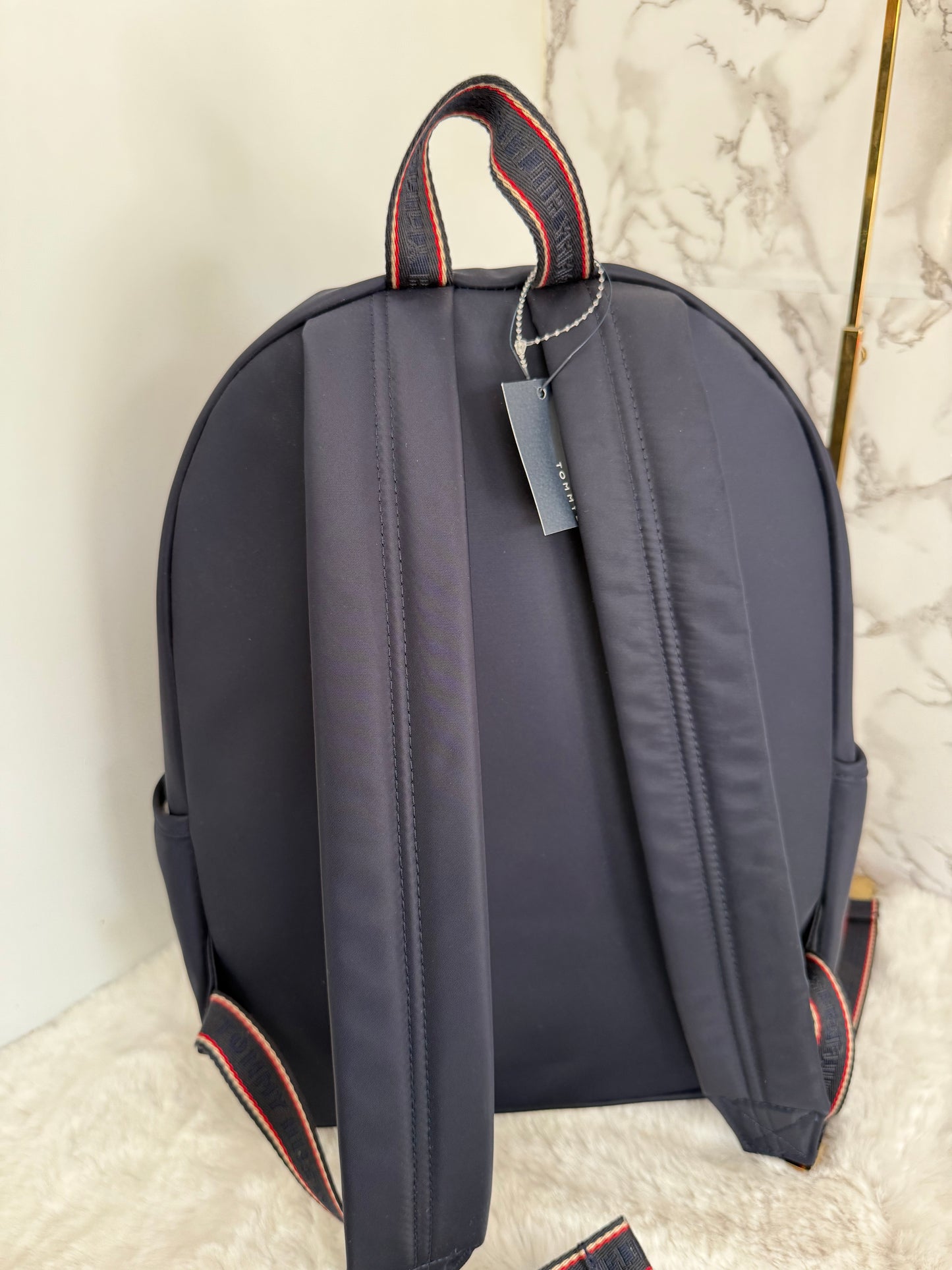 Mochila grande tipo nylon marca Tommy Hilfiger