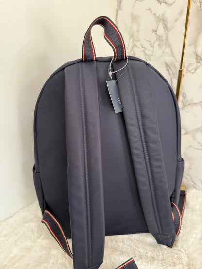 Mochila grande tipo nylon marca Tommy Hilfiger