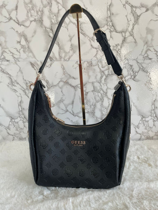 Bolsa en tipo piel mediana con logos grabados marca Guess