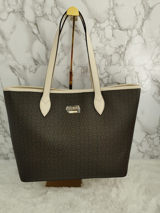 Bolsa color café orillas beige tipo tote marca Guess