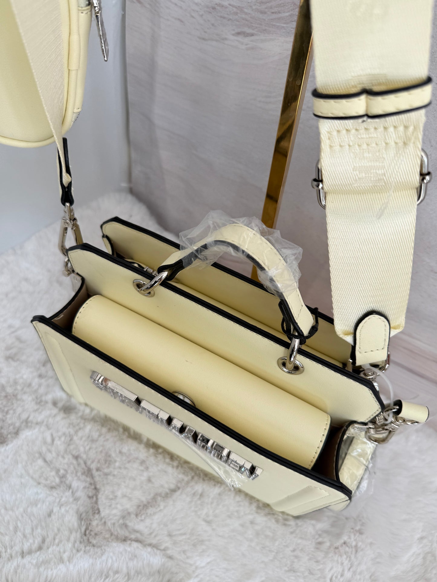 Bolsa chica con letras en piedras marca Steve madden