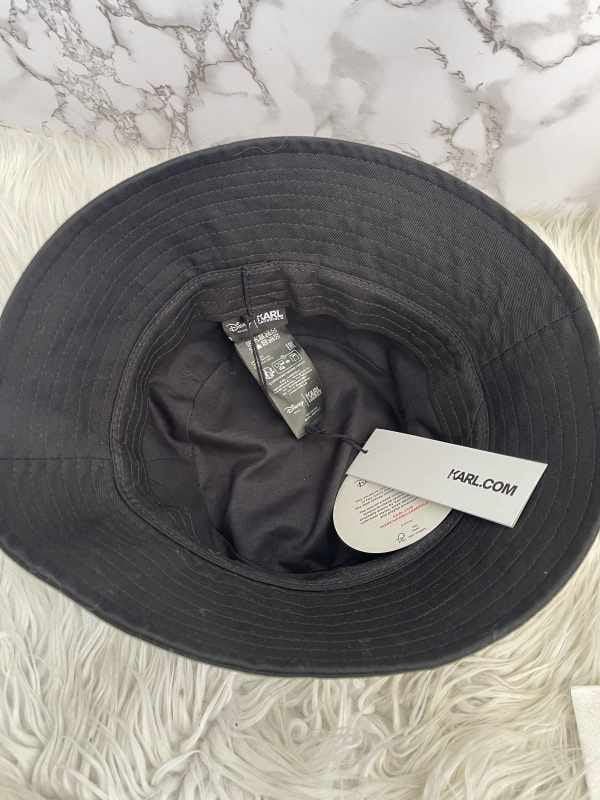 Gorro (bucket hat) marca Karl Lagerfeld