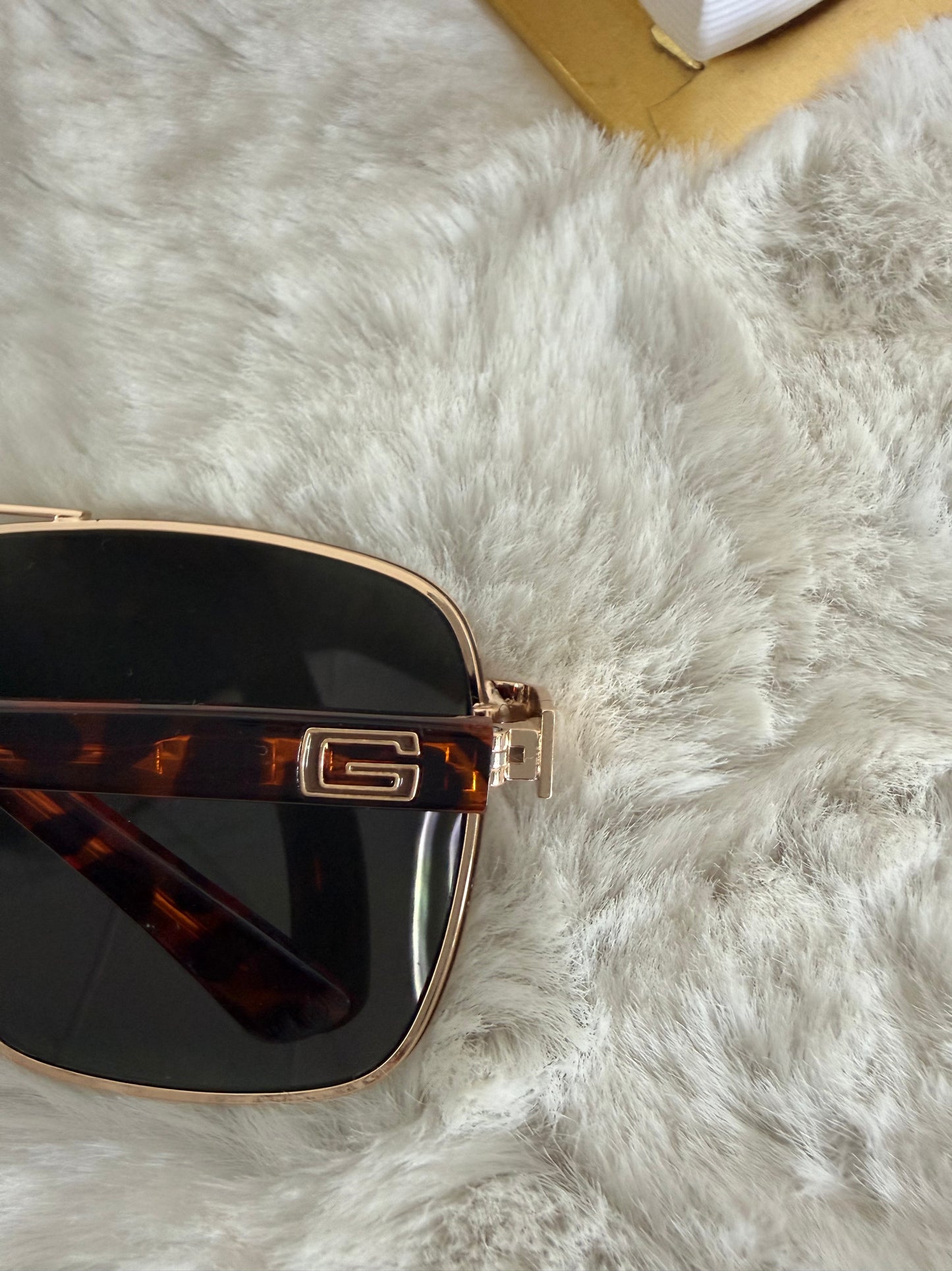 Lentes armazon dorado marca Guess con estuche de bolsa