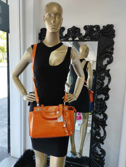 Bolsa naranja marca Guess