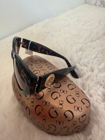 Lentes negro marca Guess con estuche de bolsa