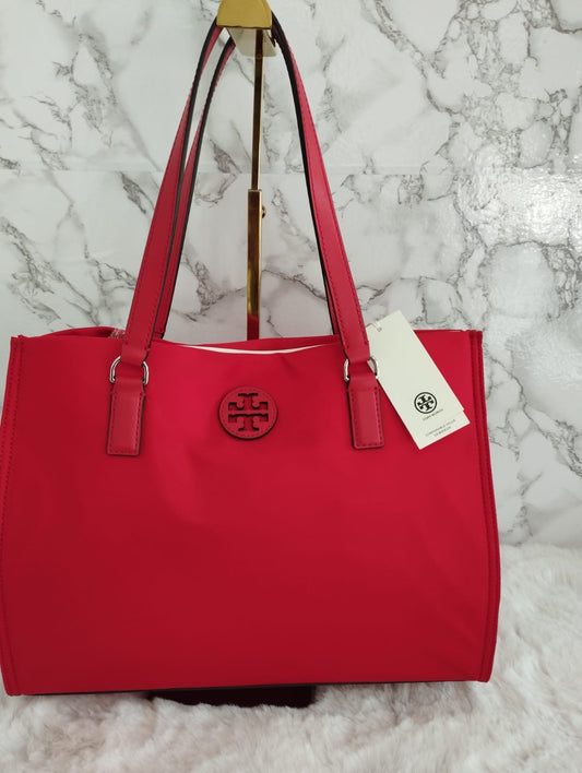 Bolsa en tela tipo nylon mediana marca Tory Burch