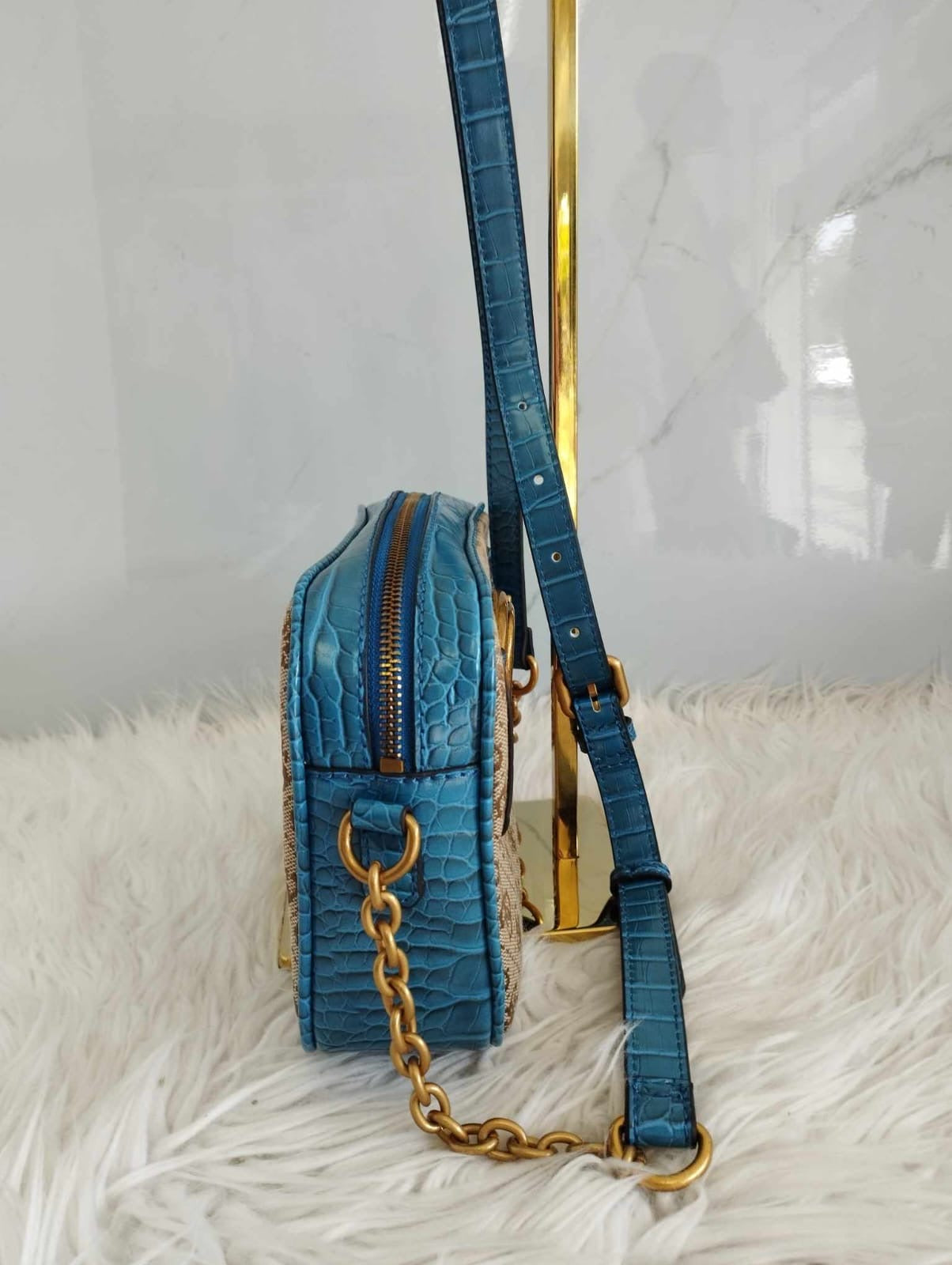 Bolsa tipo crossbody tela marca Guess