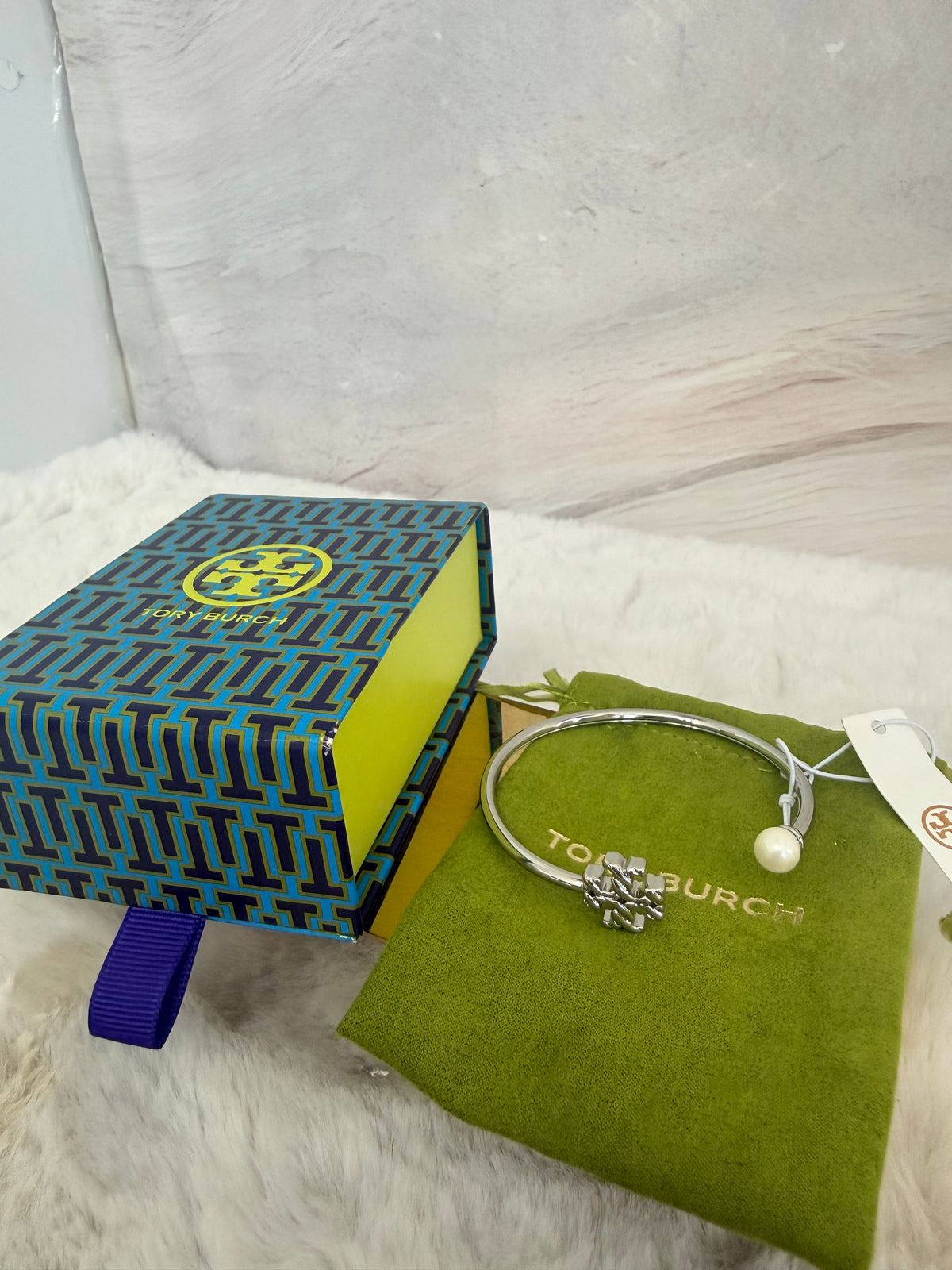 Pulcera de dama dorada marca Tory Burch
