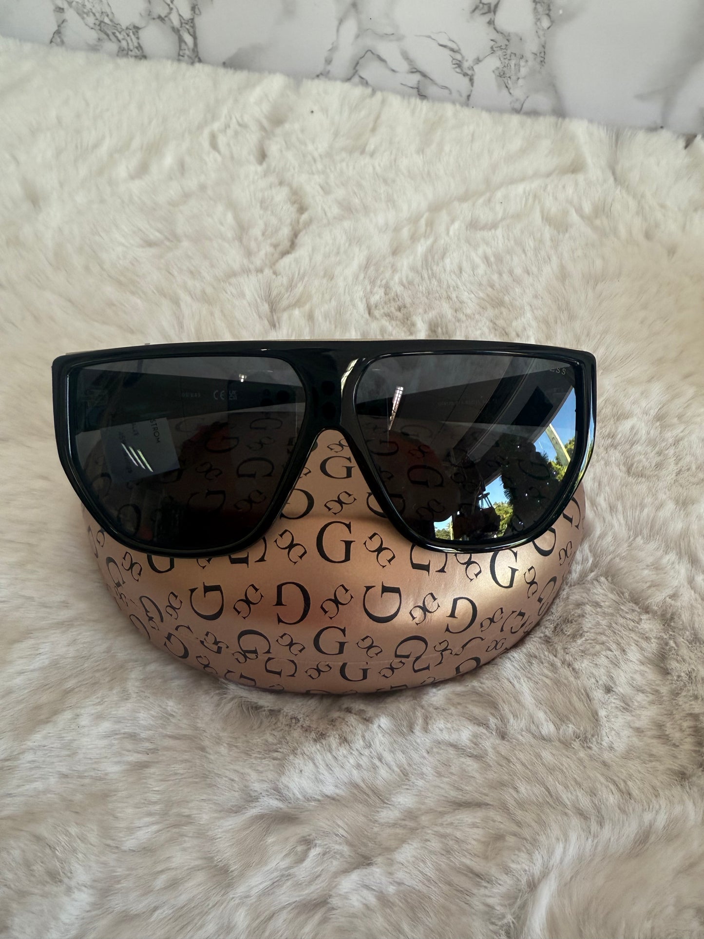 Lentes negro marca Guess con estuche de bolsa