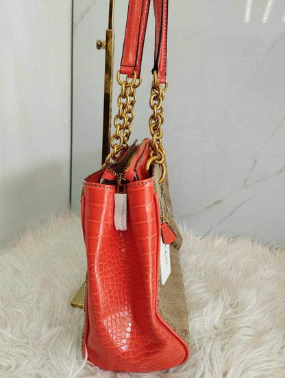 Bolsa naranja con nude en tela marca Guess