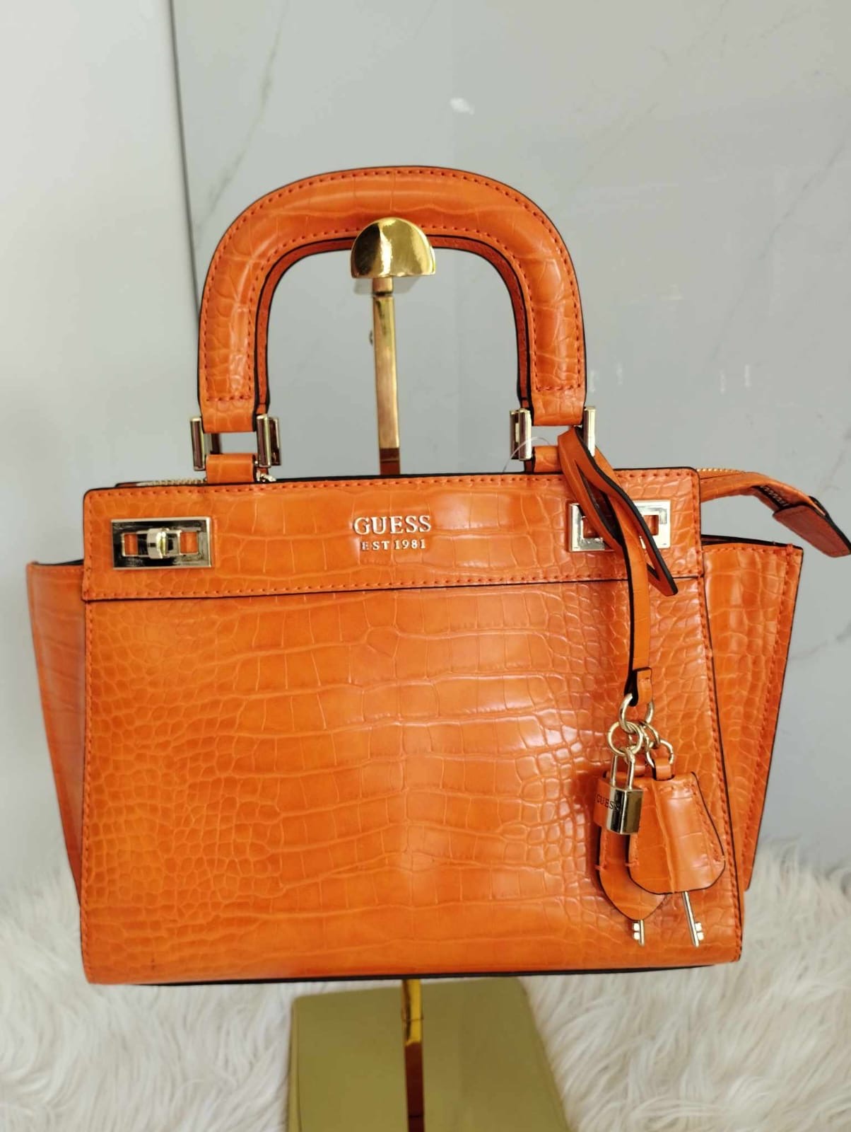 Bolsa naranja marca Guess