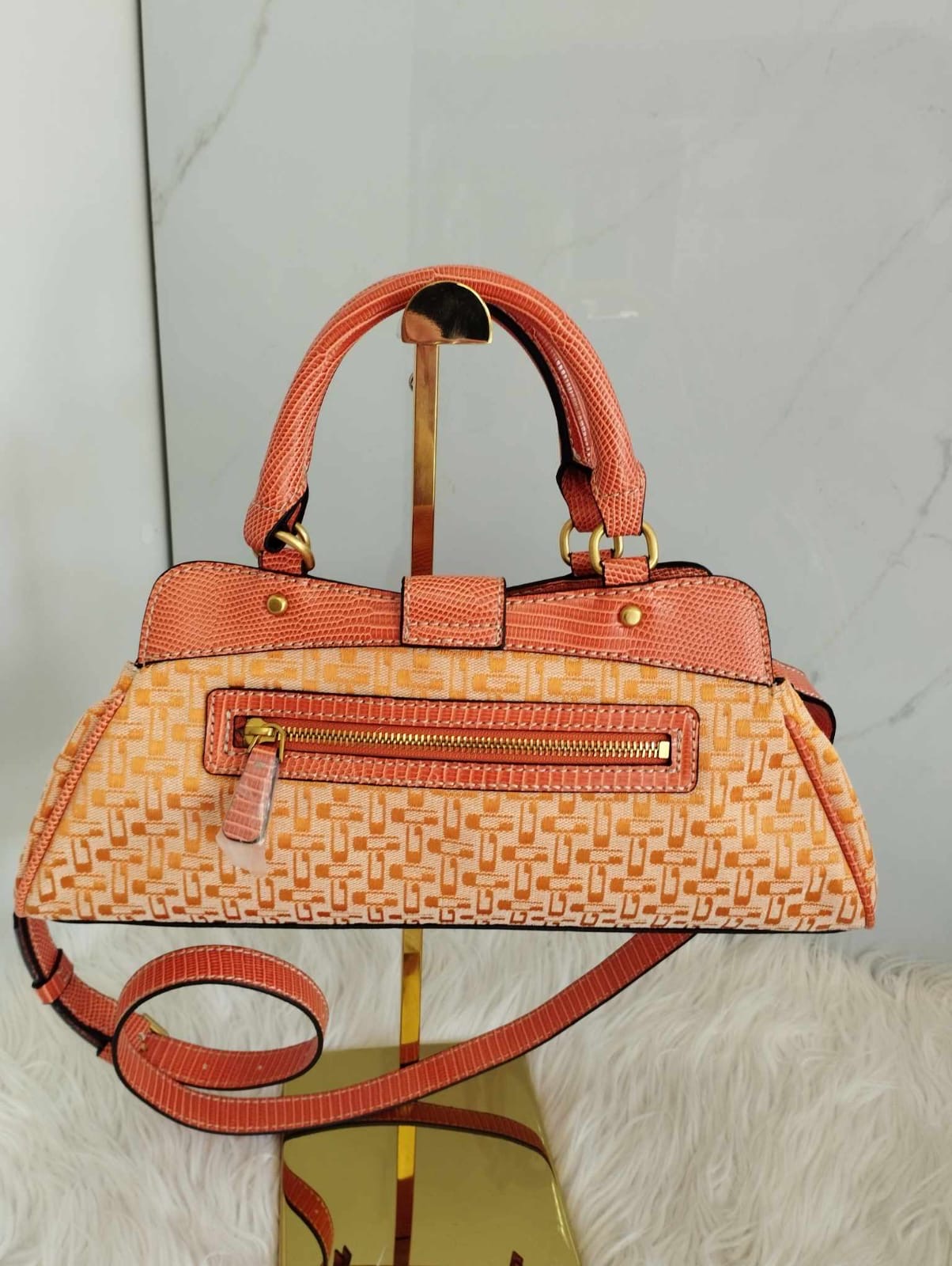 Bolsa chica crossbody naranja marca Guess